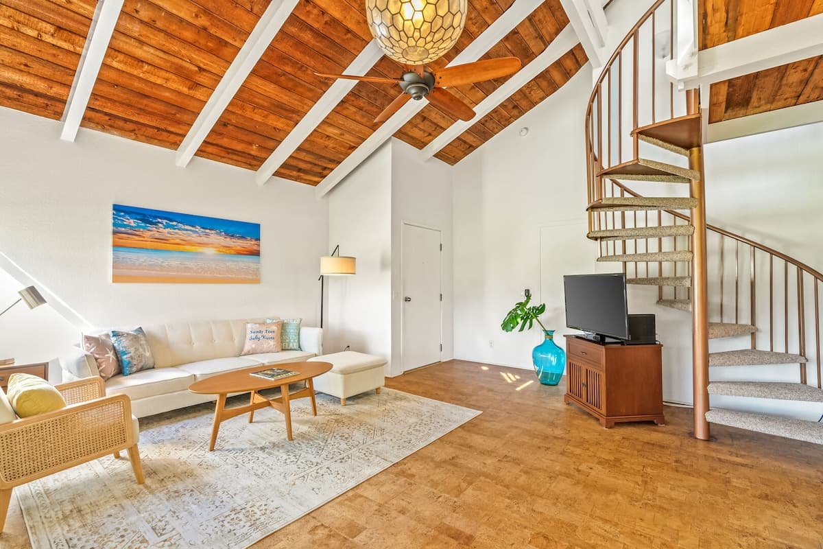 Condo in Princeville · ★4.8 · 1 bedroom · 2 beds · 1.5 private baths - Photo 4