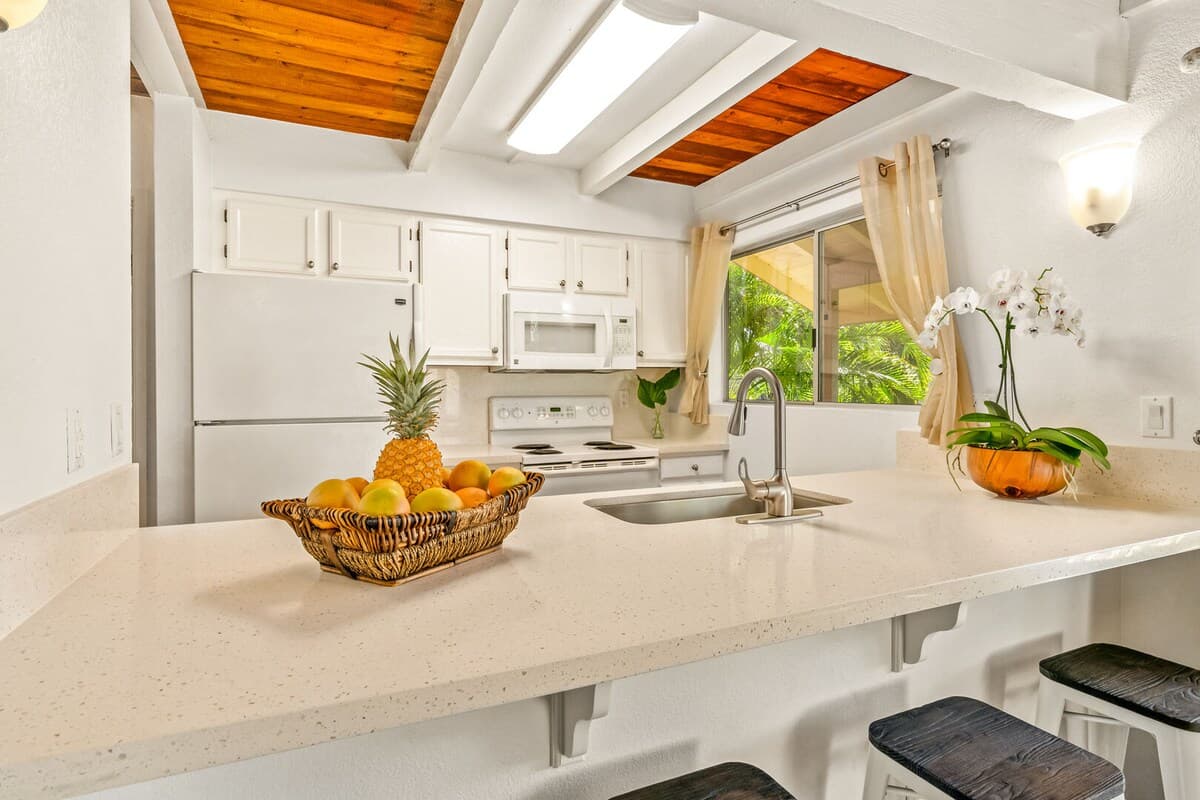 Condo in Princeville · ★4.8 · 1 bedroom · 2 beds · 1.5 private baths - Photo 5