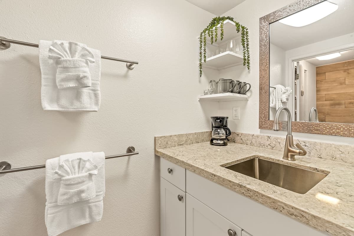 Condo in Princeville · ★4.73 · 1 bedroom · 1 bed · 1 private bath - Photo 4