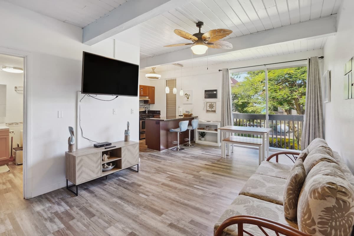 Condo in Kailua-Kona · ★4.68 · 1 bedroom · 2 beds · 1 shared bath - Photo 4