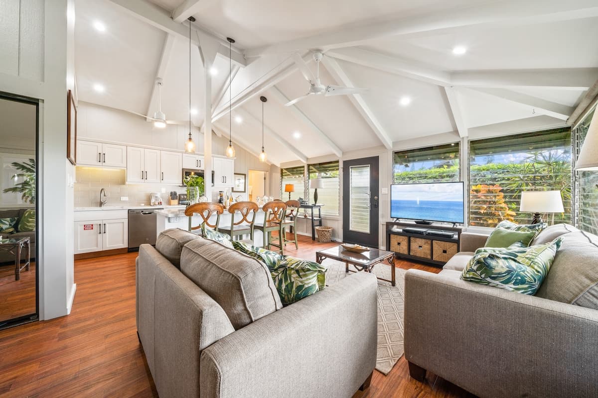 Beautiful 2BR 2 BA Cottage near Beach - ICC 13 - Photo 3