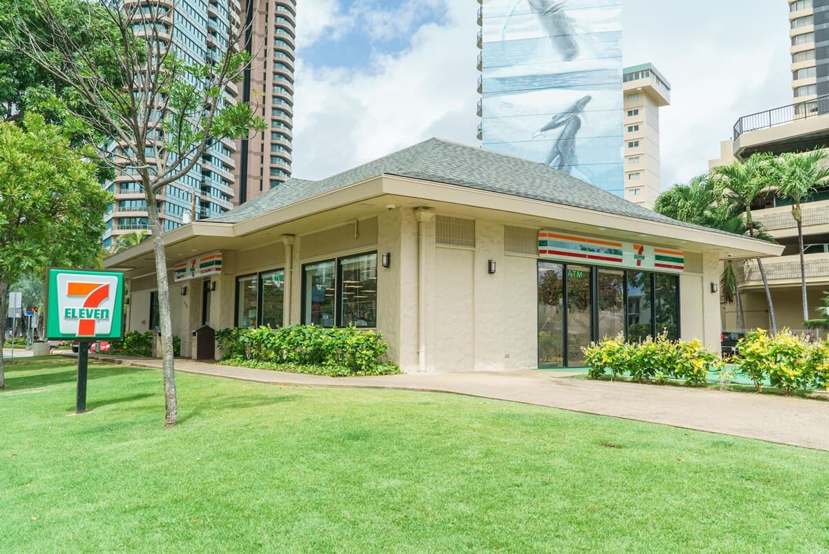Condo in Honolulu · ★4.26 · 1 bedroom · 2 beds · 1 shared bath - Photo 1