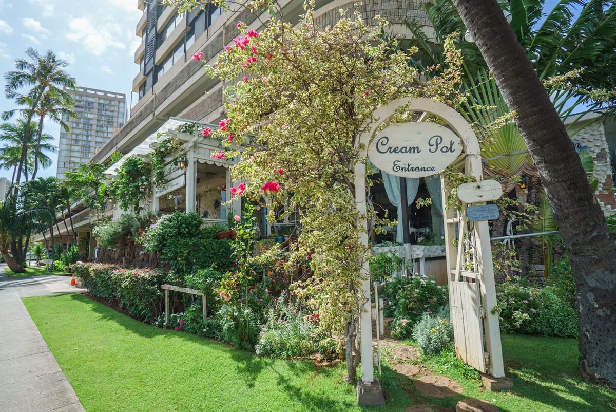 Condo in Honolulu · ★4.26 · 1 bedroom · 2 beds · 1 shared bath - Photo 2