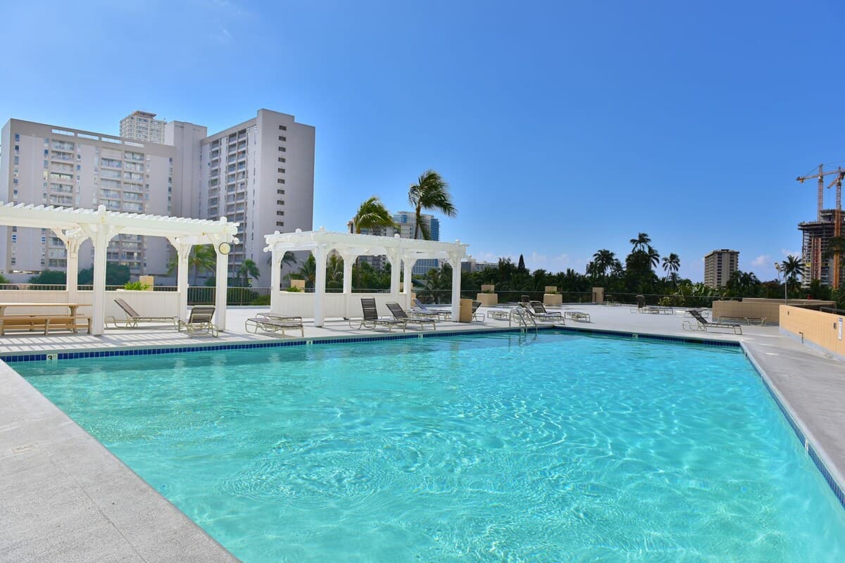 Condo in Honolulu · ★4.26 · 1 bedroom · 2 beds · 1 shared bath - Photo 4