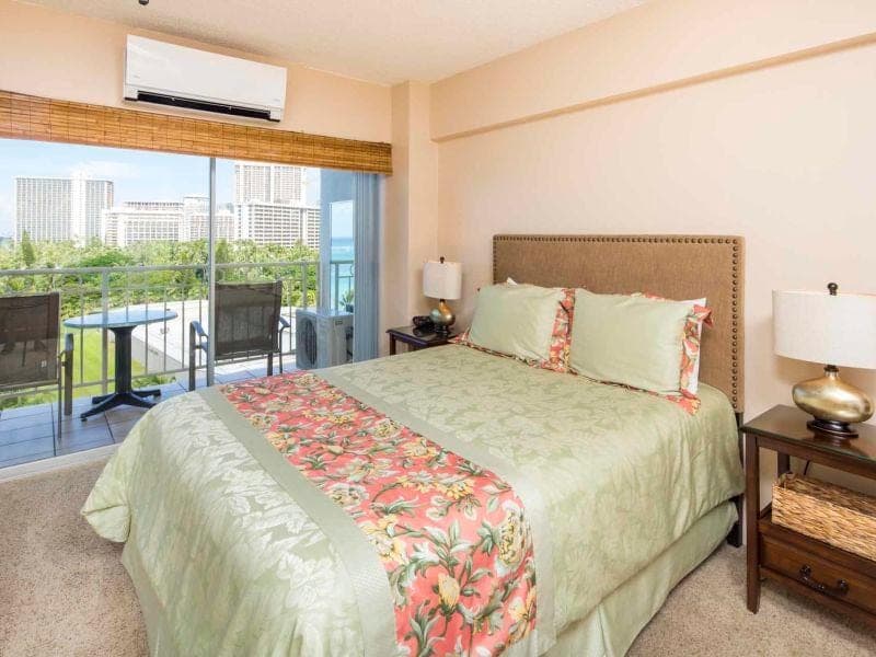 Condo in Honolulu · ★5.0 · Studio · 1 bed · 1 private bath - Photo 4