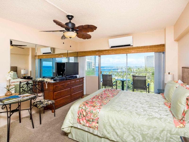 Condo in Honolulu · ★5.0 · Studio · 1 bed · 1 private bath - Photo 2
