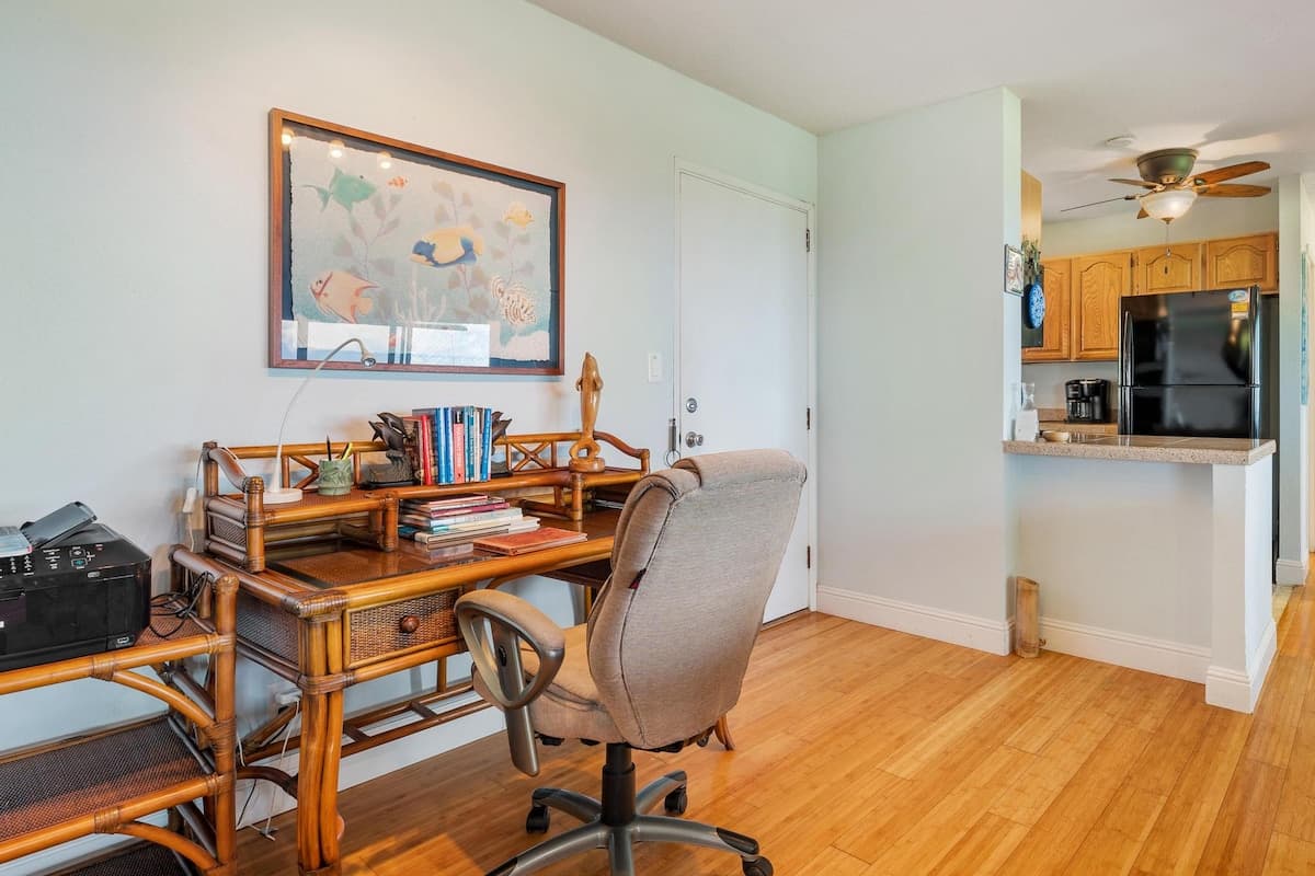 Condo in Kailua-Kona · ★4.5 · 1 bedroom · 2 beds · 2 shared baths - Photo 4