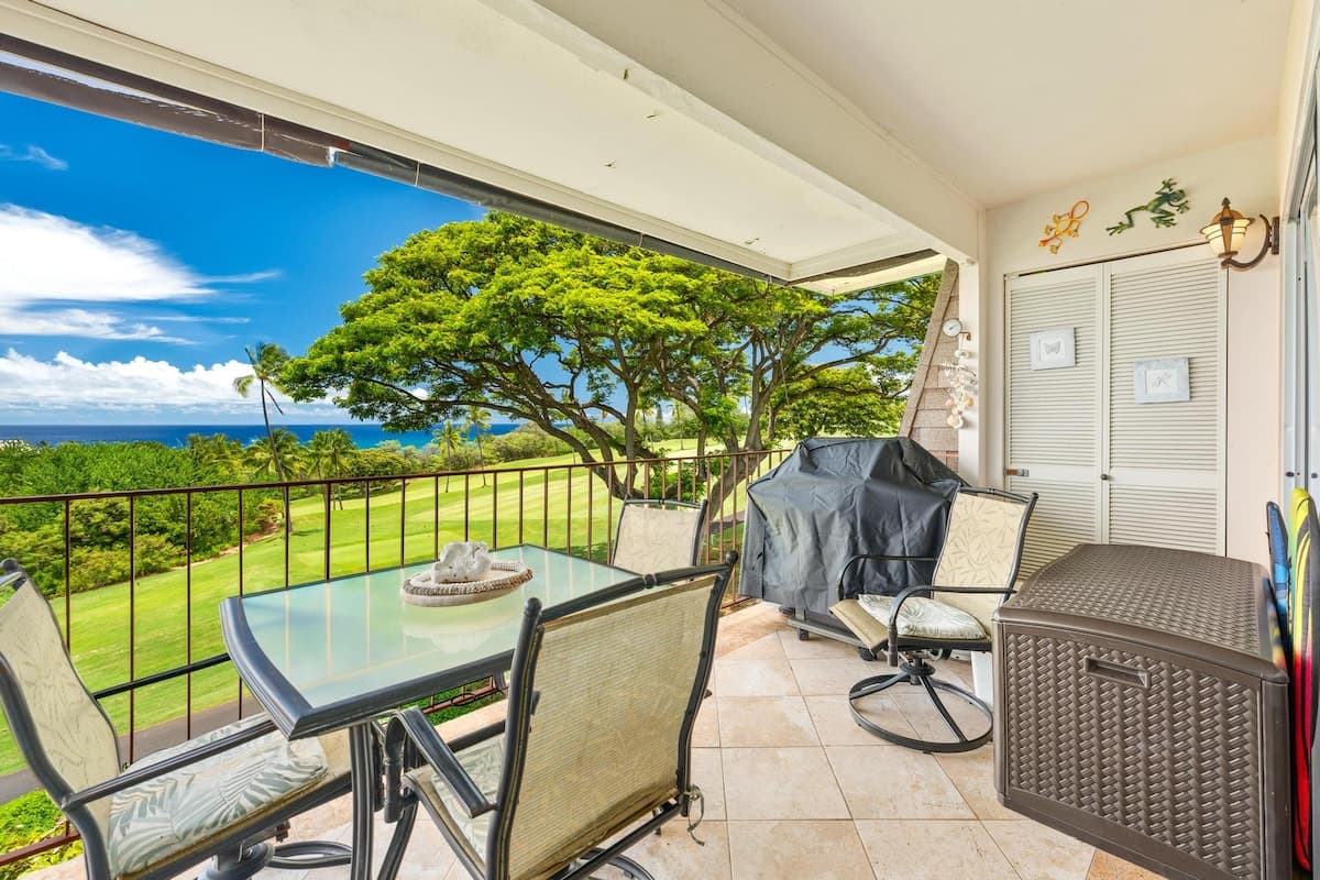 Condo in Kailua-Kona · ★4.5 · 1 bedroom · 2 beds · 2 shared baths - Photo 1