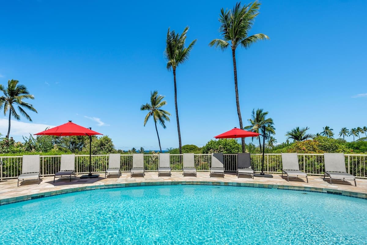 Condo in Kailua-Kona · ★4.5 · 1 bedroom · 2 beds · 2 shared baths - Photo 2