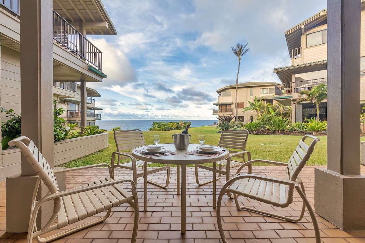 Condo in Lahaina · ★4.5 · 1 bedroom · 2 beds · 1 bath - Photo 1