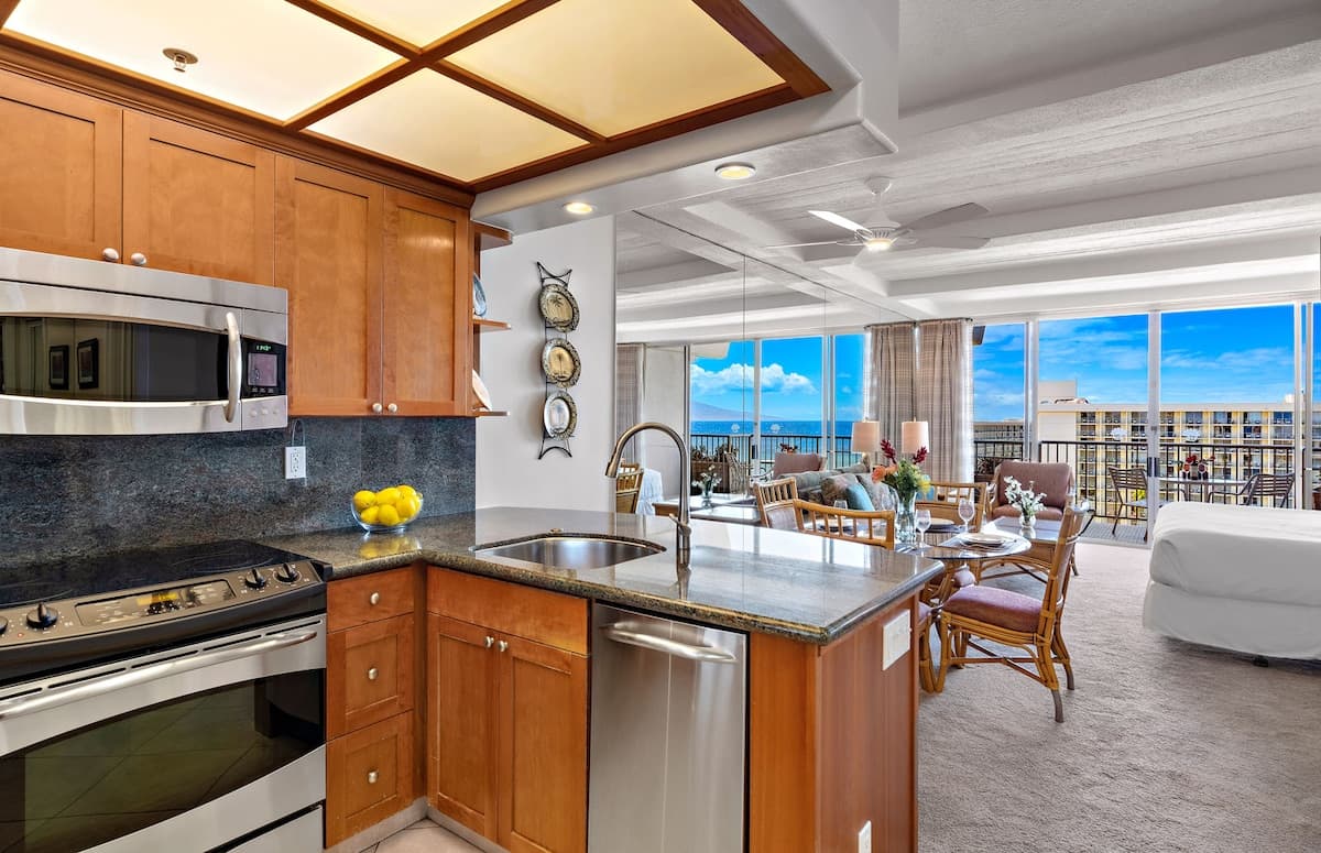 Condo in Lahaina · ★4.81 · Studio · 1 bed · 1 bath - Photo 4
