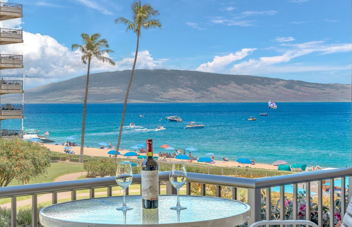 Condo in Lahaina · ★4.44 · Studio · 2 beds · 1 bath - Photo 1
