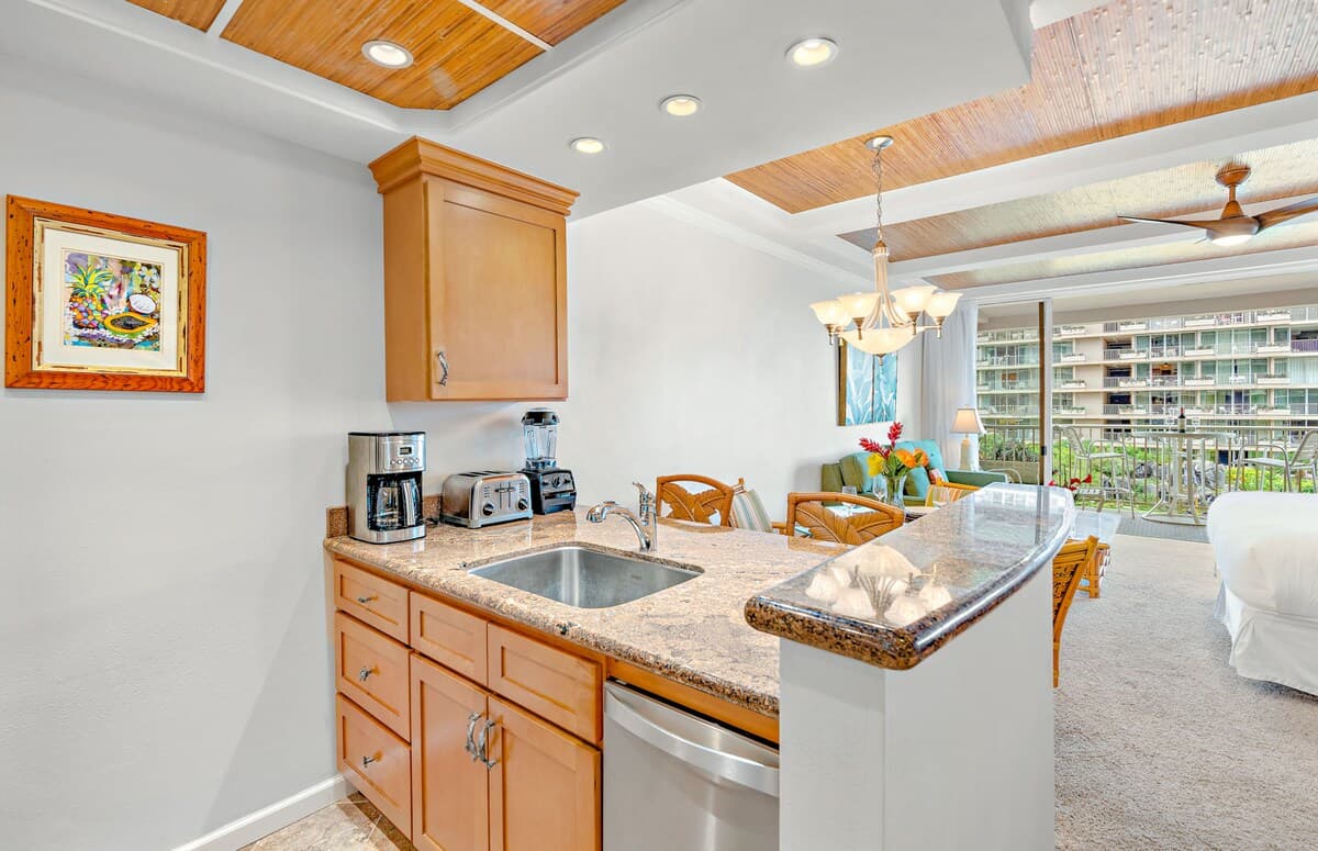 Condo in Lahaina · ★4.44 · Studio · 2 beds · 1 bath - Photo 4