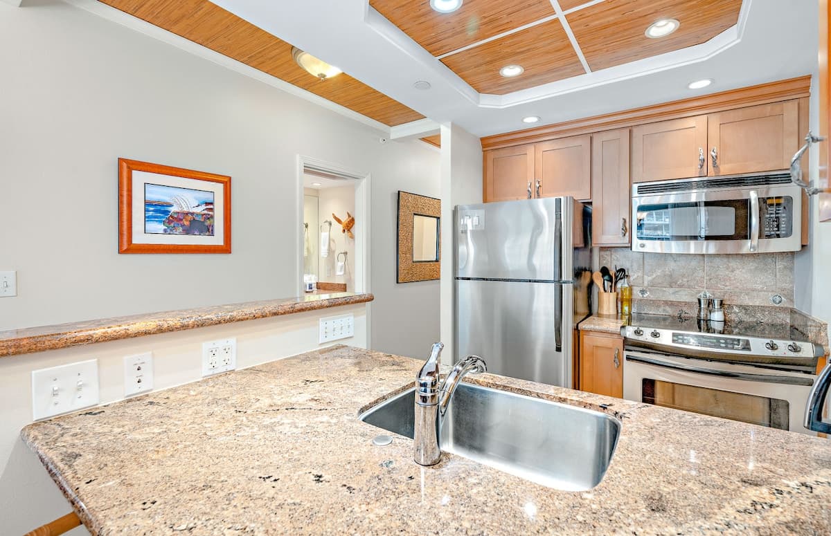 Condo in Lahaina · ★4.44 · Studio · 2 beds · 1 bath - Photo 5