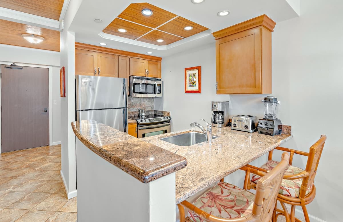 Condo in Lahaina · ★4.44 · Studio · 2 beds · 1 bath - Photo 2