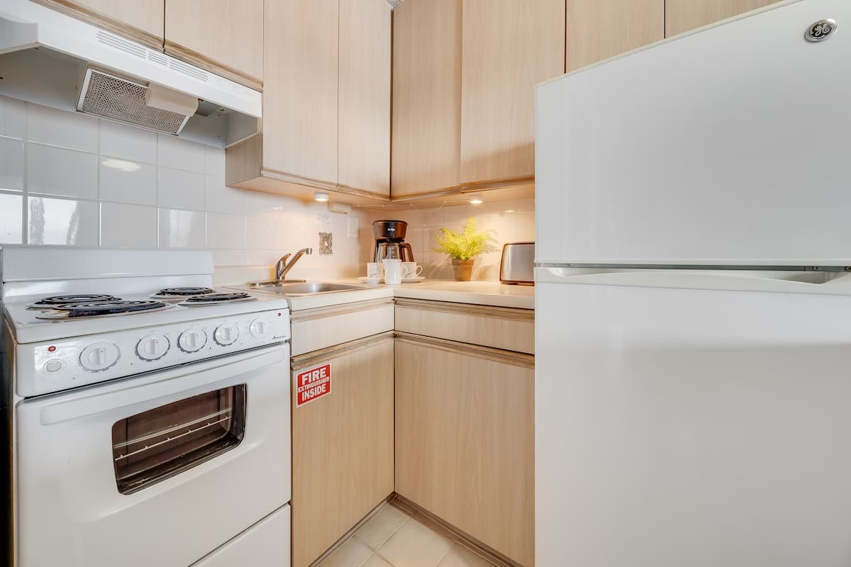 Condo in Lahaina · ★4.82 · 1 bedroom · 3 beds · 1 private bath - Photo 4
