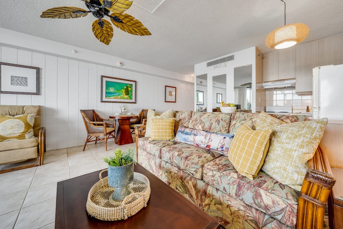 Condo in Lahaina · ★4.82 · 1 bedroom · 3 beds · 1 private bath - Photo 3