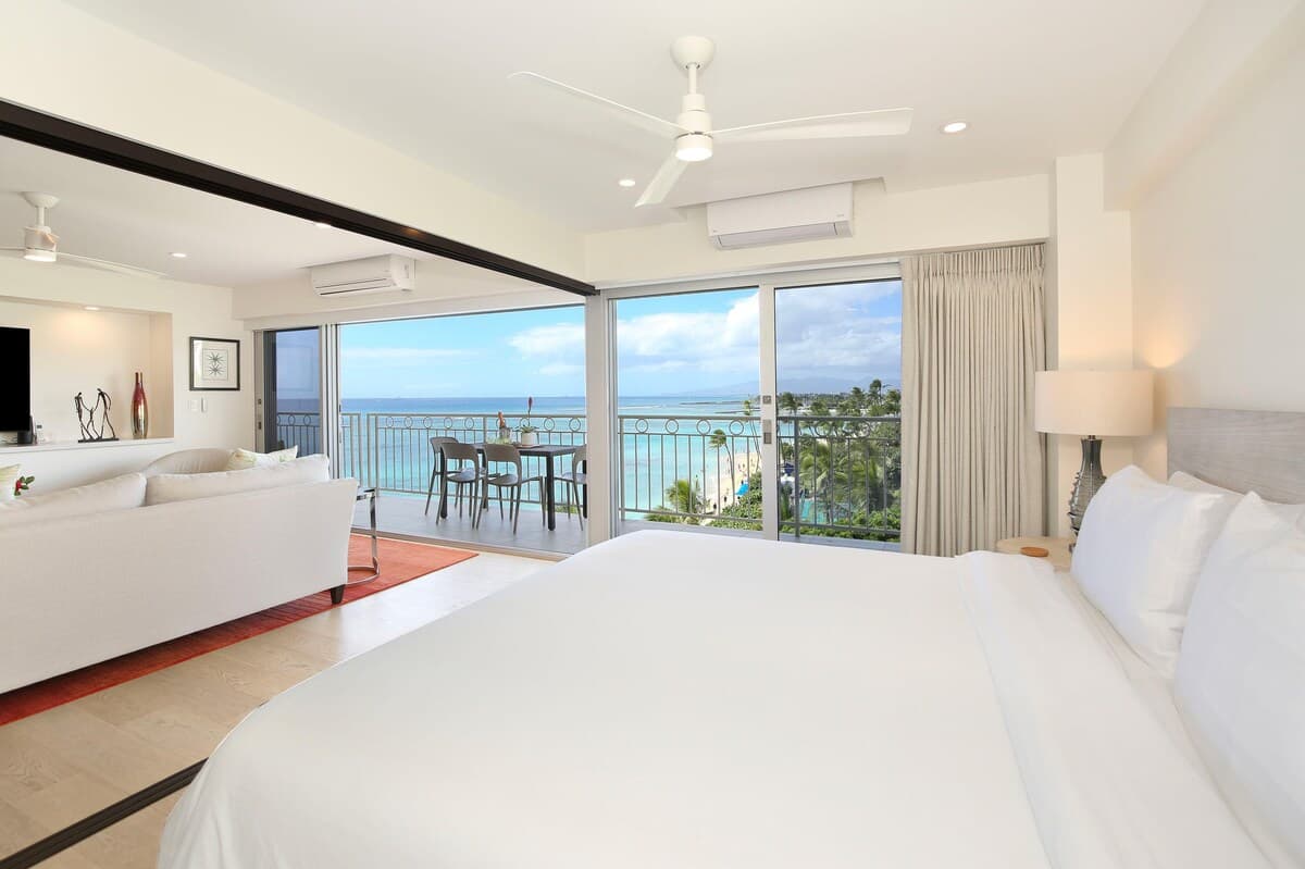 Condo in Honolulu · ★4.91 · 2 bedrooms · 4 beds · 2 private baths - Photo 2