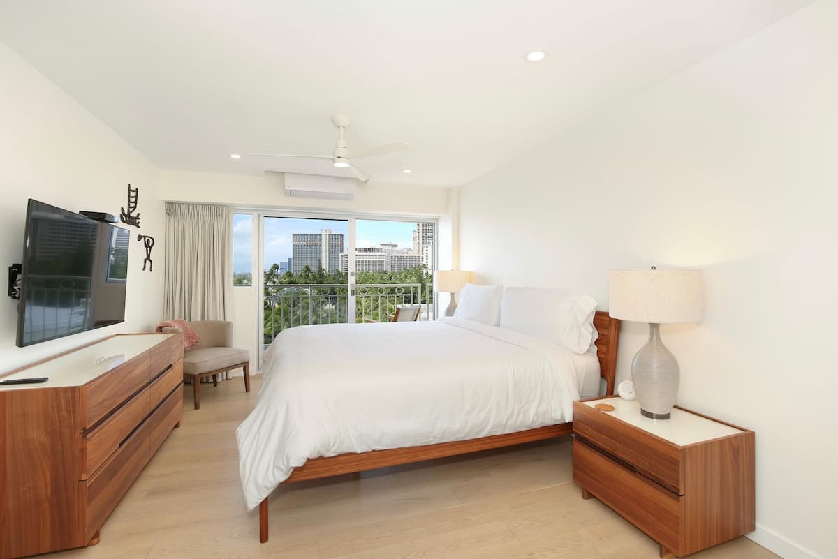 Condo in Honolulu · ★4.91 · 2 bedrooms · 4 beds · 2 private baths - Photo 1