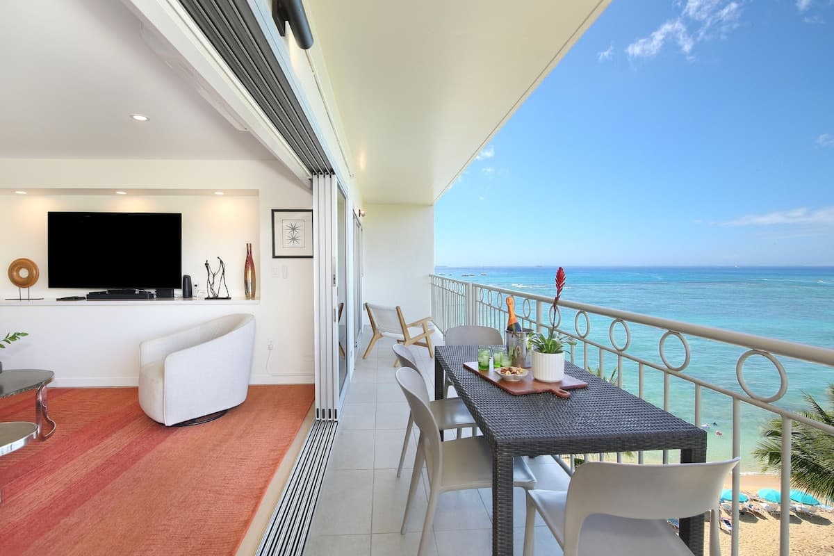 Condo in Honolulu · ★4.91 · 2 bedrooms · 4 beds · 2 private baths - Photo 4
