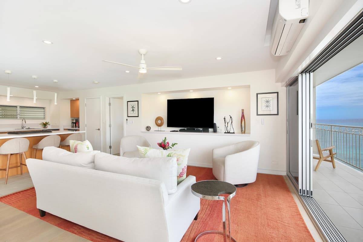 Condo in Honolulu · ★4.91 · 2 bedrooms · 4 beds · 2 private baths - Photo 3