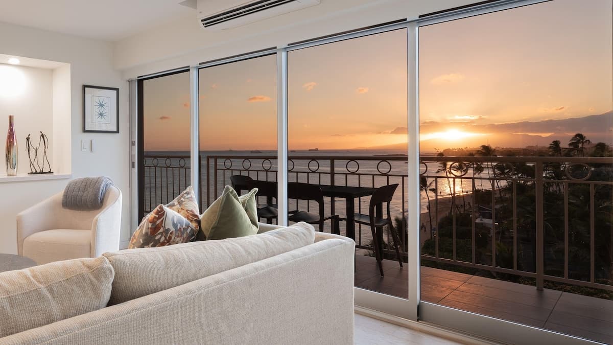 Condo in Honolulu · ★4.91 · 2 bedrooms · 4 beds · 2 private baths - Photo 5
