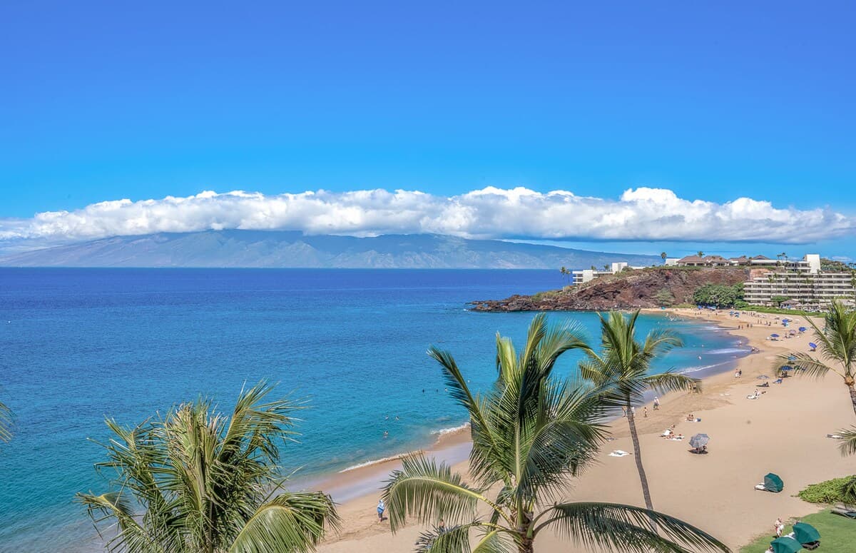 Condo in Lahaina · ★5.0 · 1 bedroom · 2 beds · 2 baths - Photo 2