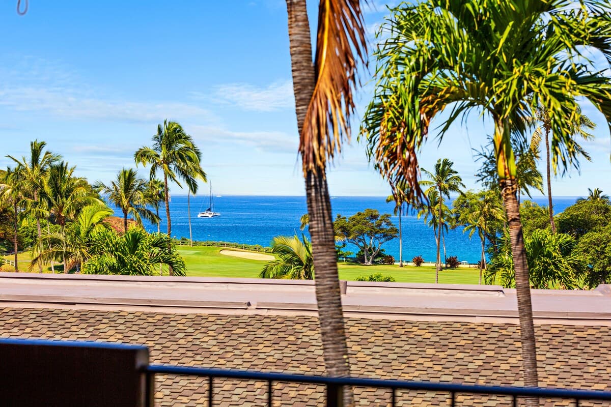Condo in Lahaina · ★4.71 · 1 bedroom · 2 beds · 1 private bath - Photo 2
