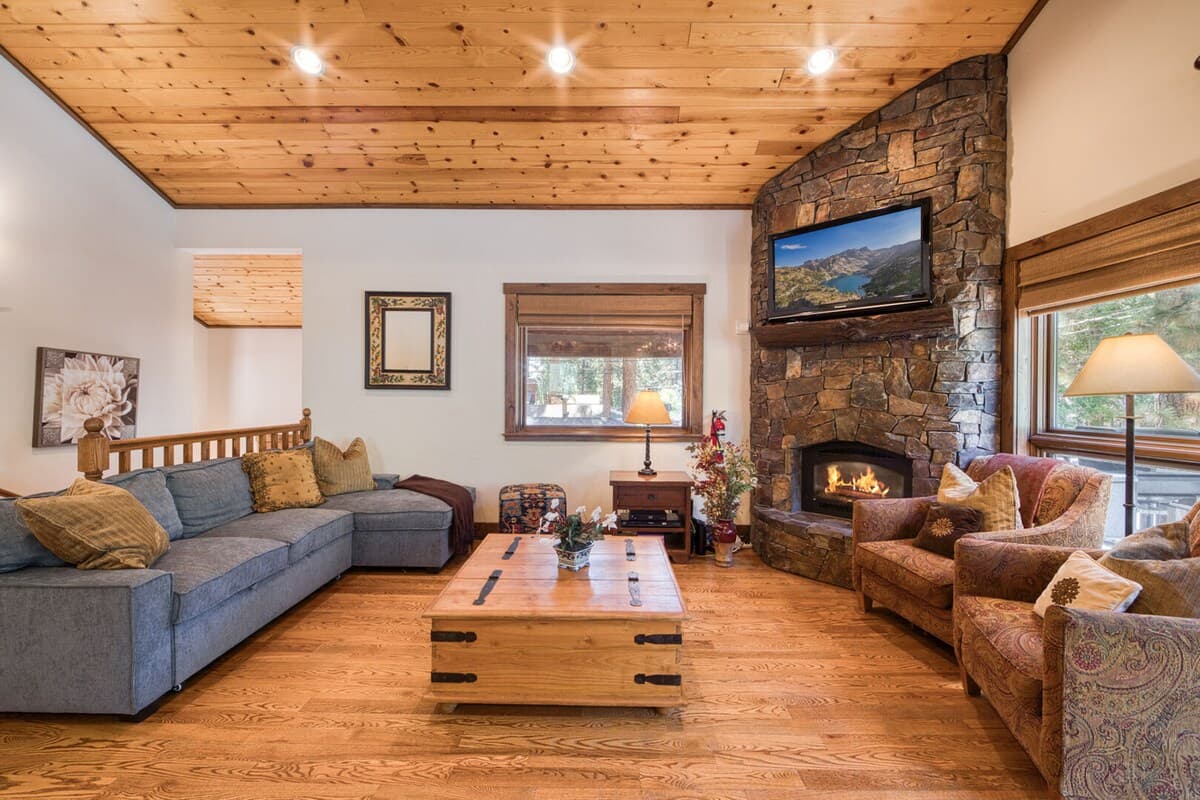 Mountain Home with Gourmet Kitchen & Soaking Tub - Photo 2