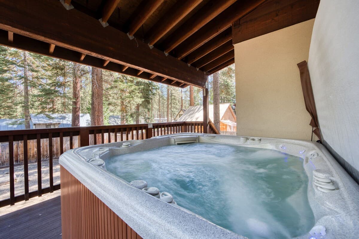 Mountain Home with Gourmet Kitchen & Soaking Tub - Photo 3
