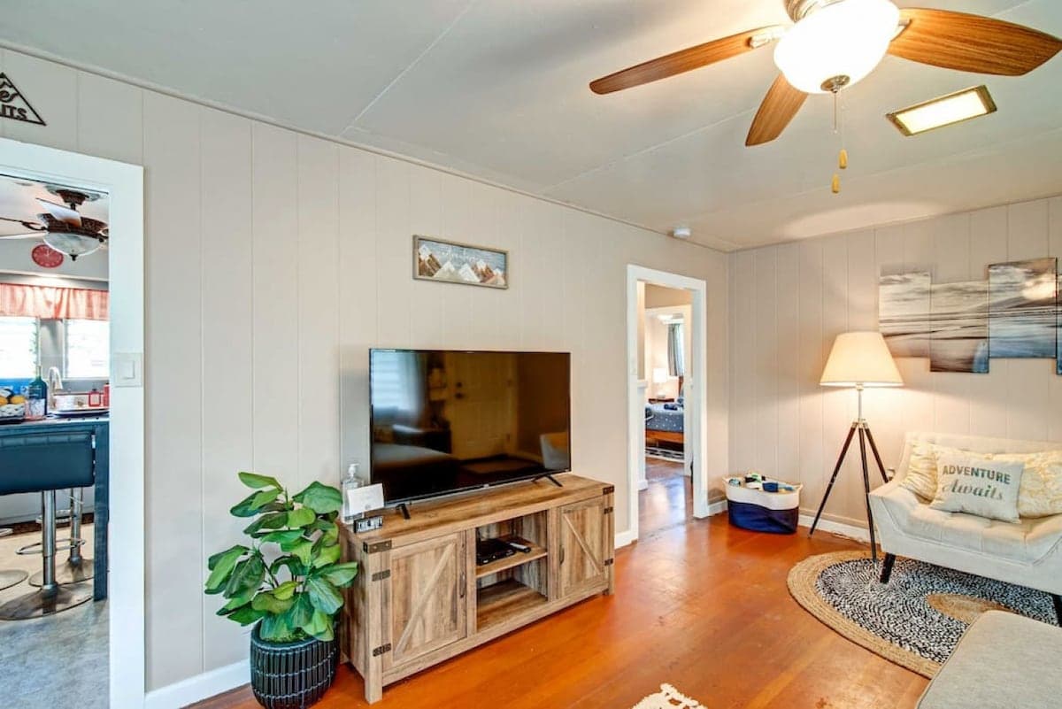 Home in Hilo · ★4.82 · 3 bedrooms · 3 beds · 1 bath - Photo 3