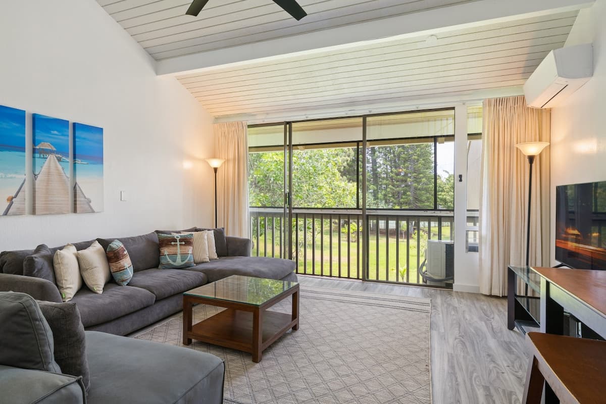 Home in Kahuku · ★4.71 · 2 bedrooms · 2 beds · 2 private baths - Photo 1