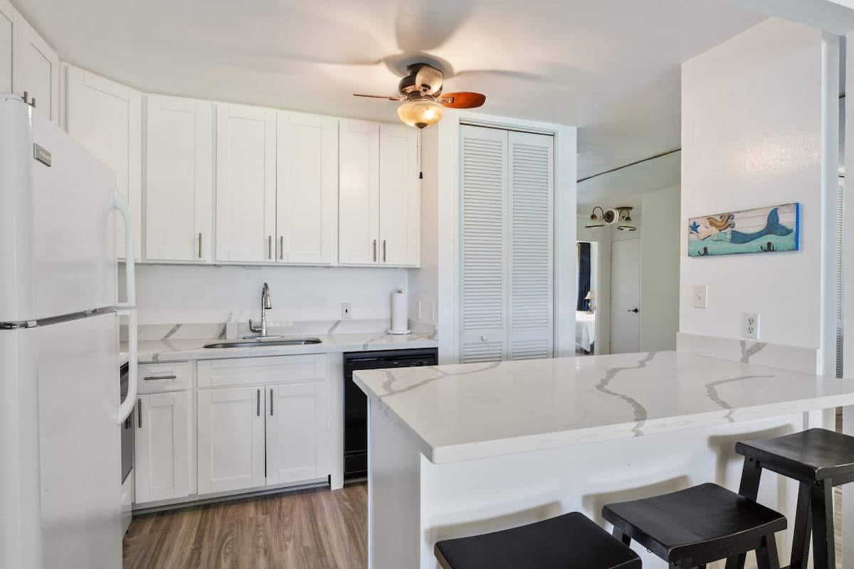 Home in Kahuku · ★4.71 · 2 bedrooms · 2 beds · 2 private baths - Photo 3