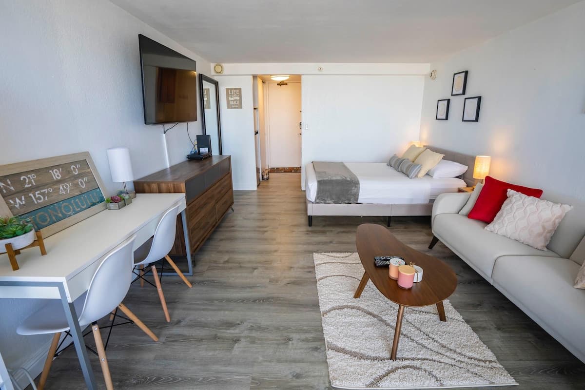Condo in Honolulu · ★4.25 · 1 bedroom · 2 beds · 1 shared bath - Photo 3