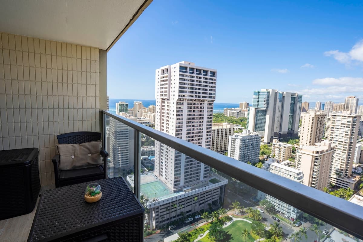 Condo in Honolulu · ★4.25 · 1 bedroom · 2 beds · 1 shared bath - Photo 1