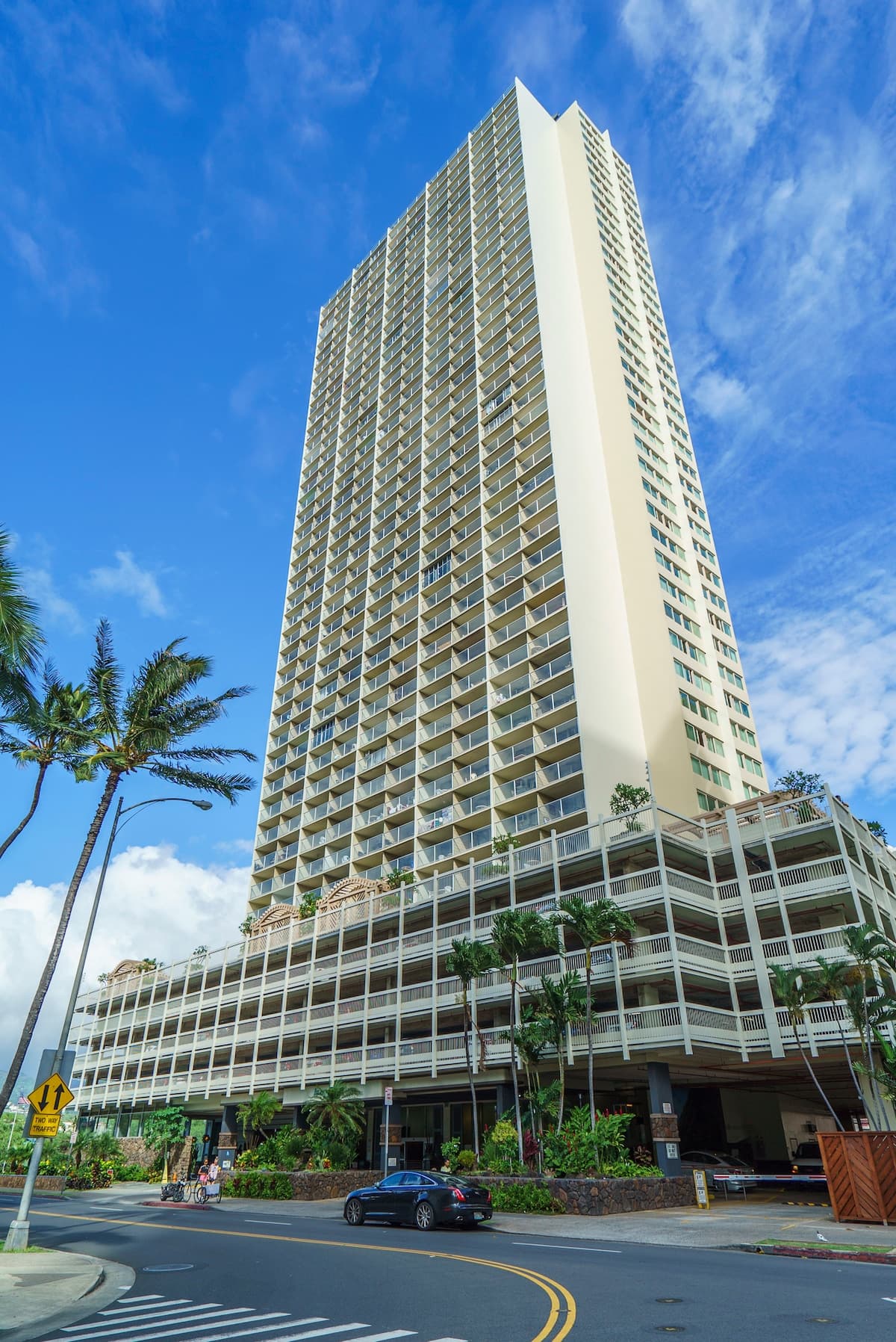 Condo in Honolulu · ★4.25 · 1 bedroom · 2 beds · 1 shared bath - Photo 2