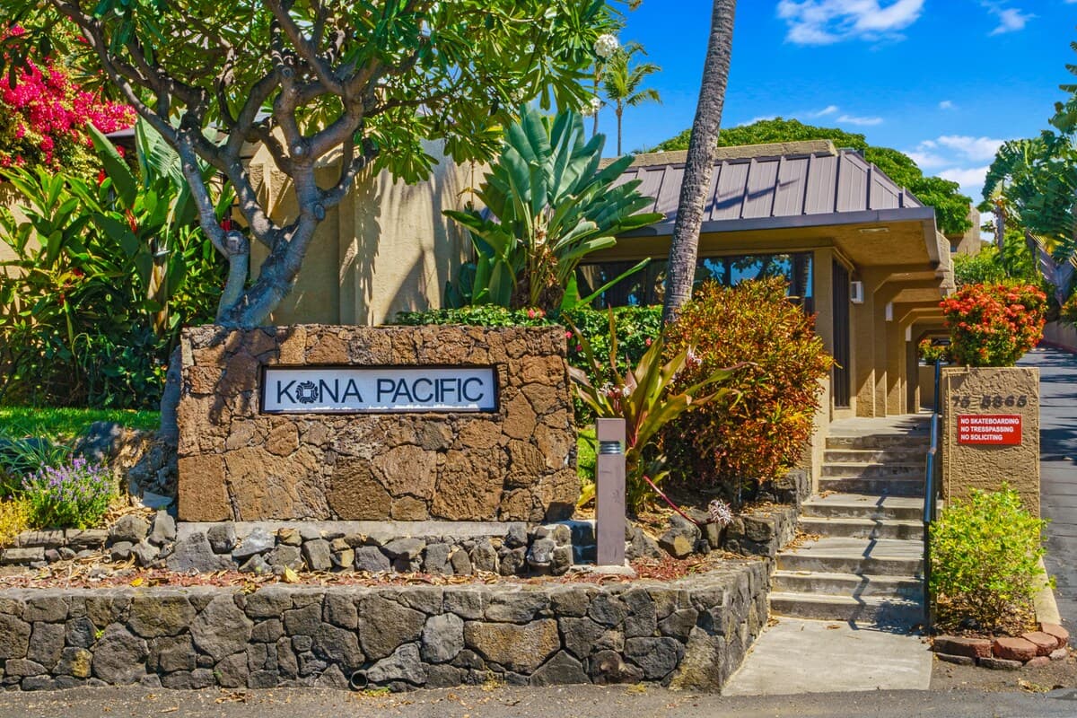 Condo in Kailua-Kona · ★4.6 · 1 bedroom · 2 beds · 2 private baths - Photo 5