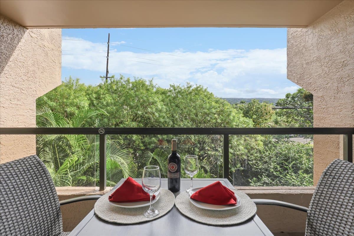 Condo in Kailua-Kona · ★4.6 · 1 bedroom · 2 beds · 2 private baths - Photo 3