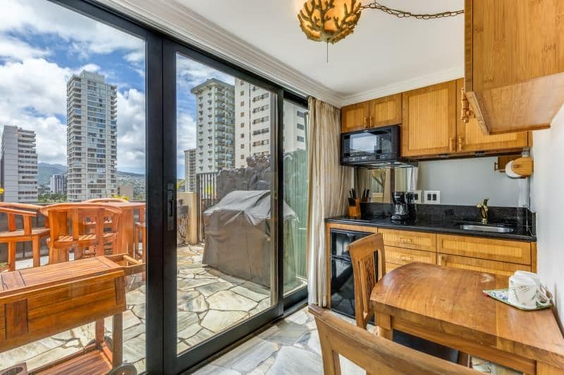 Condo in Honolulu · ★4.5 · 1 bedroom · 3 beds · 1 shared bath - Photo 3