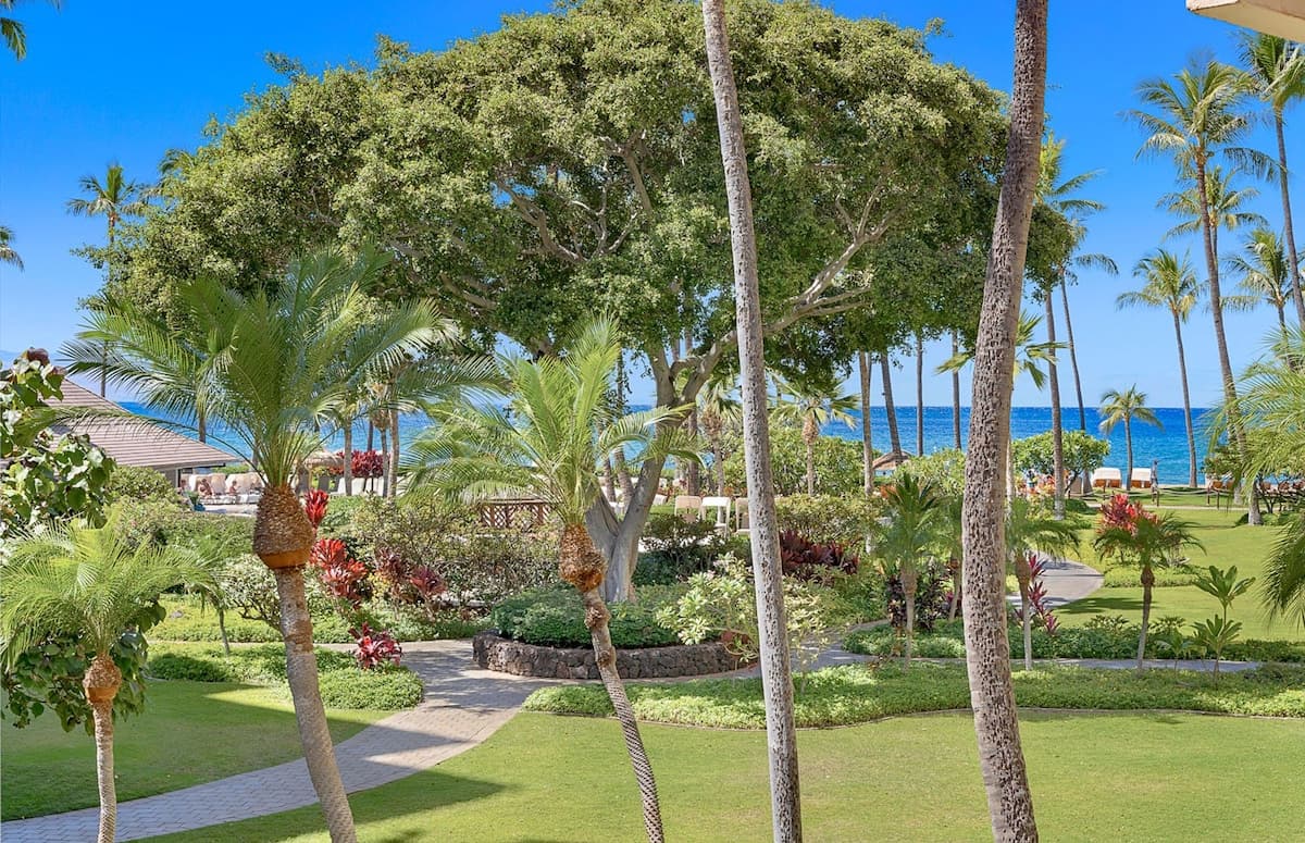 Condo in Lahaina · ★4.4 · 2 bedrooms · 4 beds · 2 shared baths - Photo 2