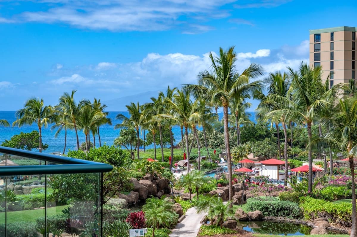 Condo in Lahaina · ★4.9 · 1 bedroom · 2 beds · 1 bath - Photo 1
