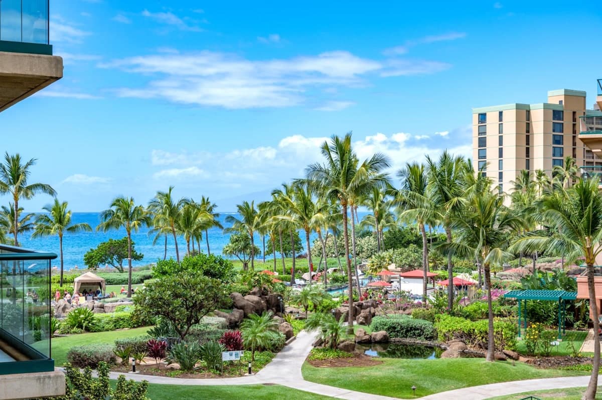 Condo in Lahaina · ★4.9 · 1 bedroom · 2 beds · 1 bath - Photo 2