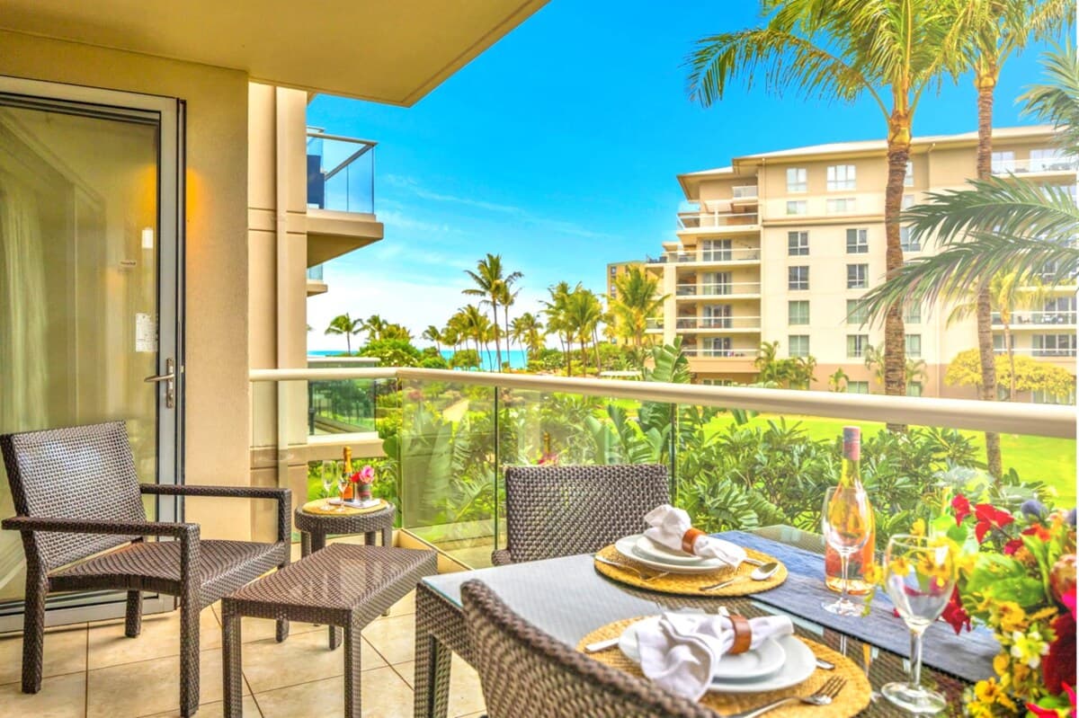 Condo in Lahaina · ★4.8 · 2 bedrooms · 3 beds · 1 bath - Photo 3