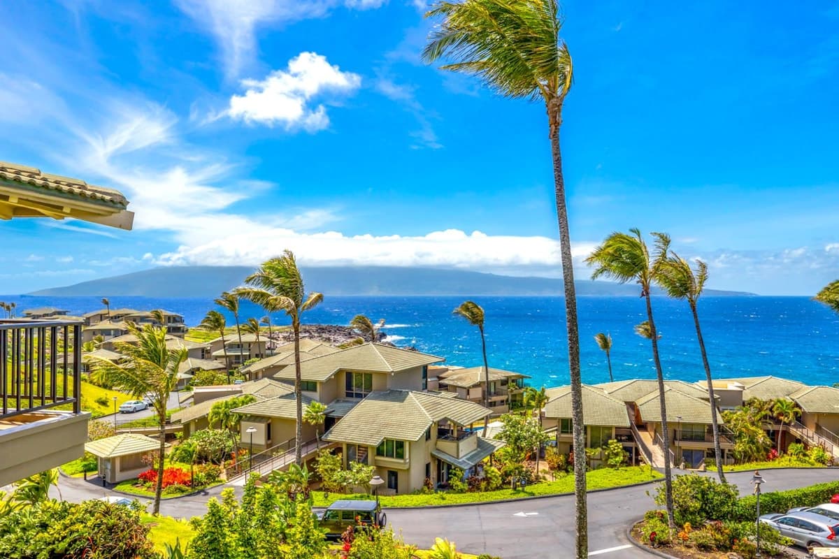 Condo in Lahaina · ★4.86 · 1 bedroom · 2 beds · 2 baths - Photo 4