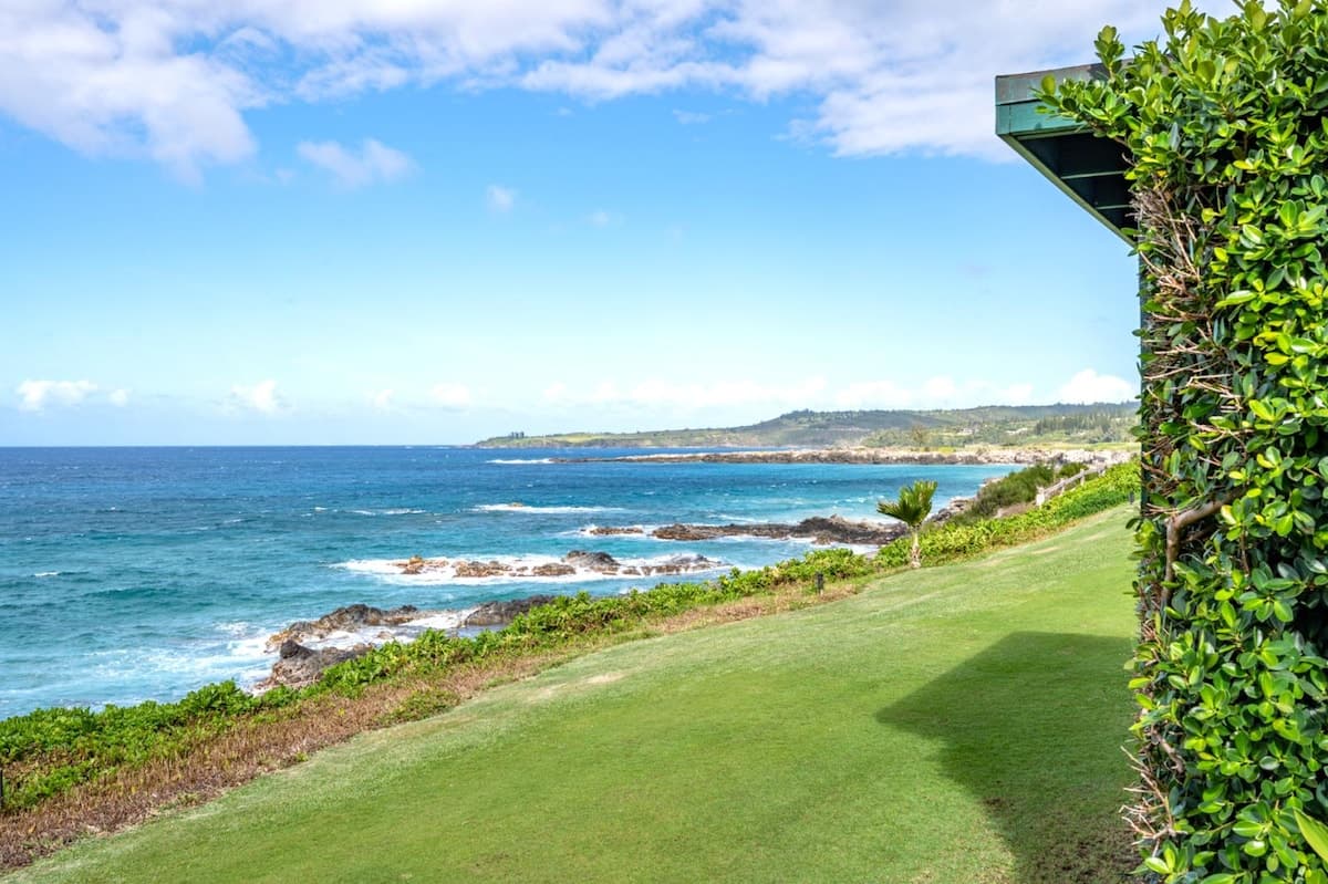 Condo in Lahaina · ★4.89 · 1 bedroom · 2 beds · 2 baths - Photo 1