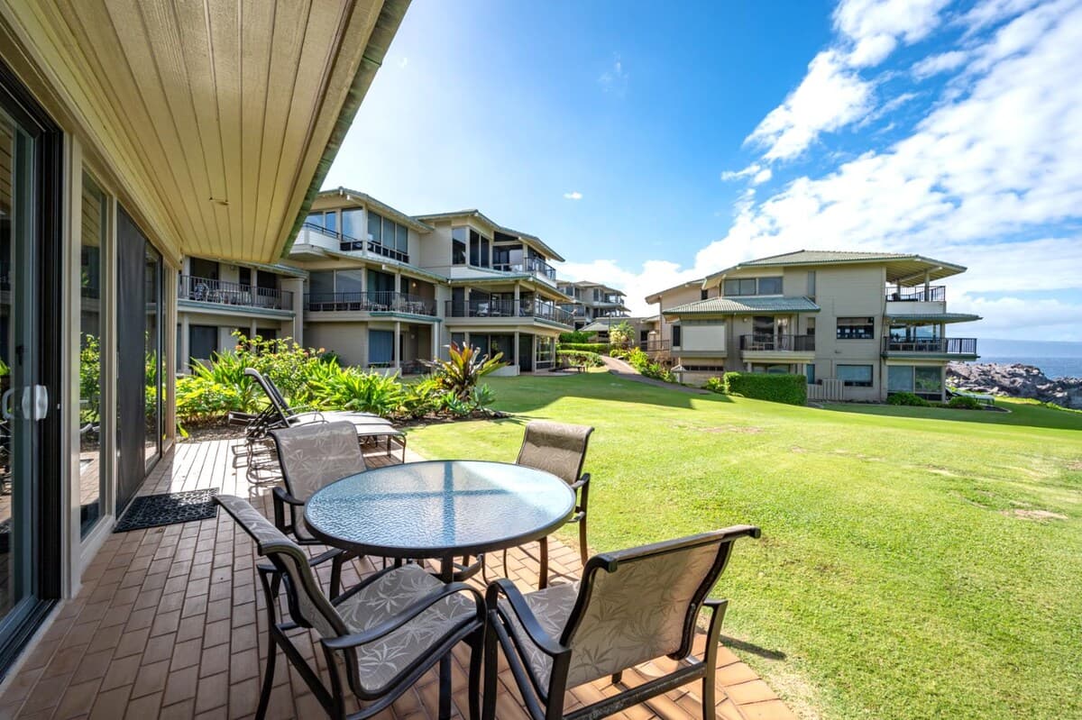 Condo in Lahaina · ★4.89 · 1 bedroom · 2 beds · 2 baths - Photo 4