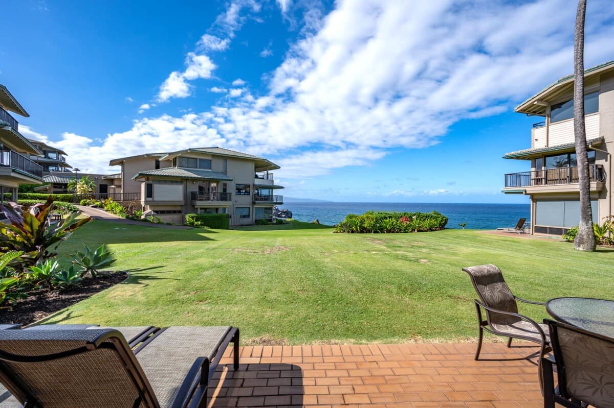 Condo in Lahaina · ★4.89 · 1 bedroom · 2 beds · 2 baths - Photo 3