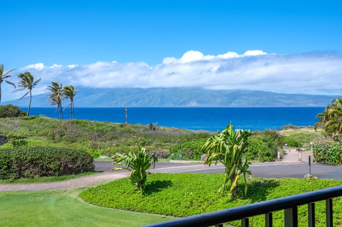 Condo in Lahaina · ★4.6 · 2 bedrooms · 4 beds · 3 baths - Photo 1