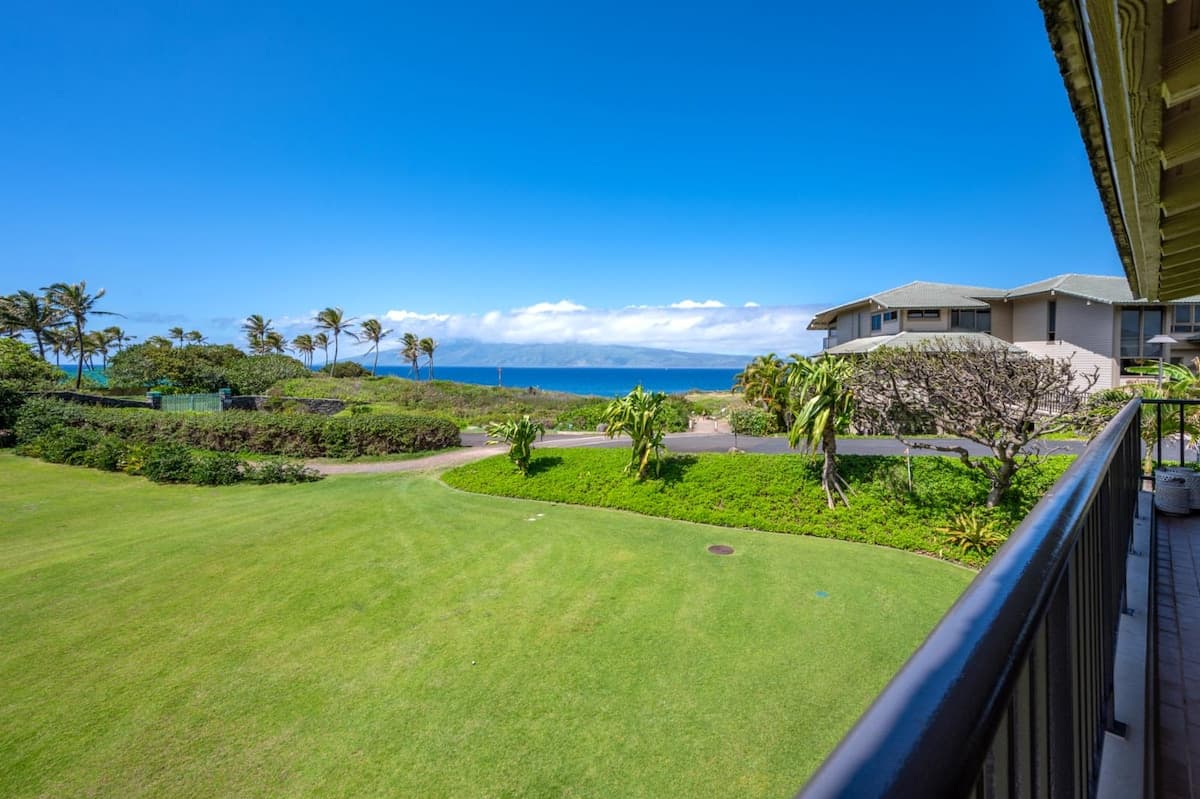 Condo in Lahaina · ★4.6 · 2 bedrooms · 4 beds · 3 baths - Photo 4