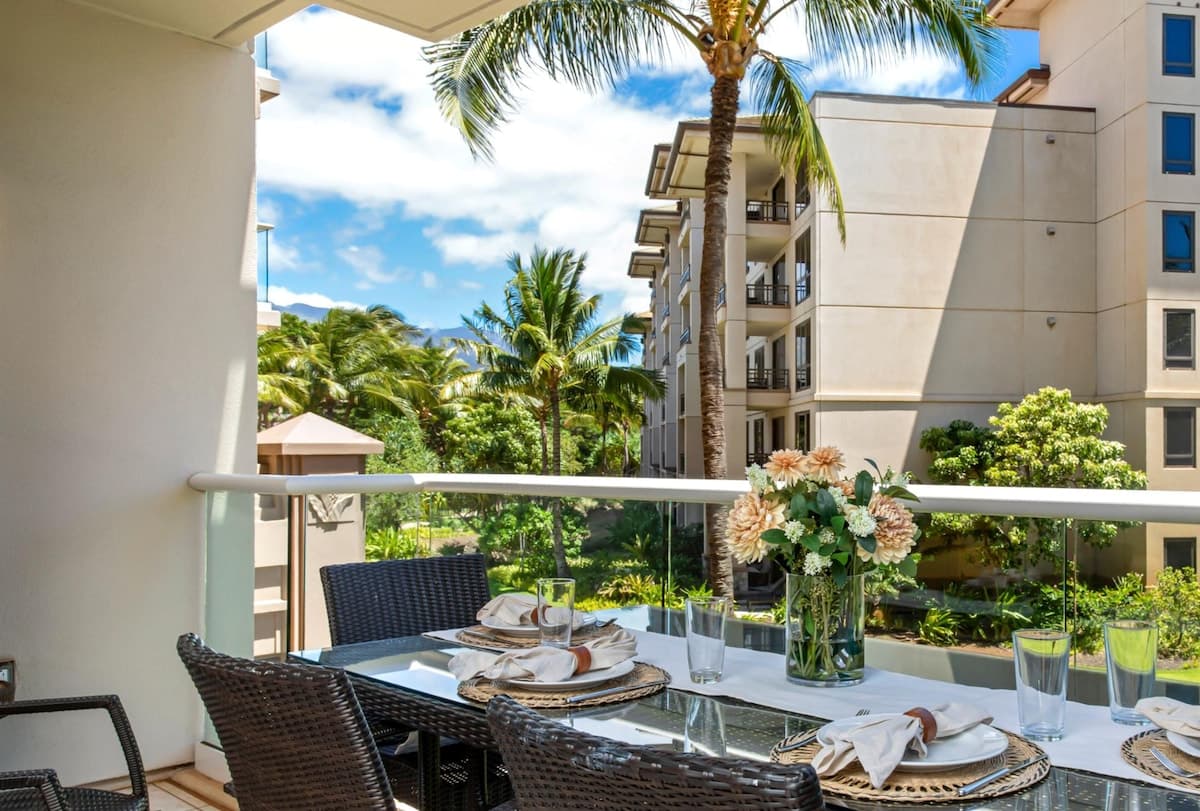 Condo in Lahaina · ★4.89 · 1 bedroom · 2 beds · 1 bath - Photo 2